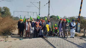 पंजाब में किसानों का रेल रोको आंदोलन, कई जगह पुलिस के साथ टकराव: हिरासत में लिए गए किसान