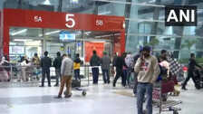 यात्रियों में अफरा-तफरी के बीच दिल्ली एयरपोर्ट की एडवाइजरी, कहा-'हमें खुशी है कि पटरी पर आ रही Indigo की उड़ान सेवा'