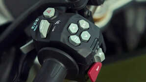 मोटरसाइकिल में क्रूज कंट्रोल फीचर क्या होता है? आपको ऐसी बाइक लेनी चाहिए या नहीं, यहां जानें