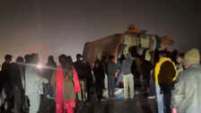 Raebareli Accident: रायबरेली में बड़ा सड़क हादसा; झारखंड जा रही तेज रफ्तार बस पलटी, कई यात्री घायल