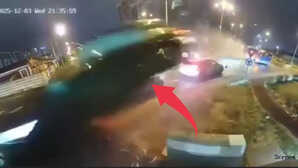 ब्रेकर से उछलने के बाद तेज रफ्तार कार हवा में उड़ी, CCTV में कैद हादसे का वीडियो देख कांप जाएगी आपकी रूह