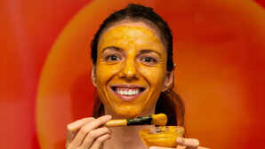 Pimple ka Gharelu Upay: हल्दी में ये चीज मिला कर बनाएं मुंहासे हटाने वाली जेल, फेस पर नहीं दिखेगा एक भी पिंपल