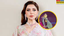 Kanika Kapoor के साथ फैन ने की ओछी हरकत, वीडियो देख दंग रह जाएंगे आप