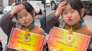 स्कूल में आई फर्स्ट, रास्ते भर लोगों को दिखाते ले गई मेडल और सर्टिफिकेट, बच्ची की चुलबुली अदा और क्यूट एक्सप्रेशन पर दिल हार बैठे लोग