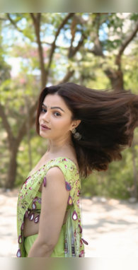 हरे रंग की साड़ी में लगेंगी मोरनी सी सुंदर देखें लेटेस्ट ट्रेंडी डिजाइन्स