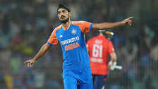 पावरप्ले में सर्वाधिक विकेट लेने के मामले में अर्शदीप सिंह ने की इस गेंदबाज की बराबरी