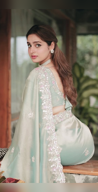 जवां दिलों की धड़कन रोक देती है आयशा खान की अदाएं देसी लुक में लगती हैं हूस्न परी