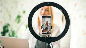 Year Ender 2025: इन 5 कैमरा स्मार्टफोन्स ने इस साल लॉन्च होते ही मचाया तहलका, DSLR भी पड़े फीके