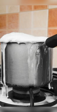 पैन से बाहर नहीं निकलेगा उबलता हुआ दूध बस अपना लें ये छोटी सी ट्रिक