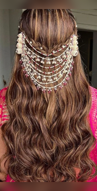 बालों में आजकल ऐसी ऐसी एक्सेसरीज लटकाकर घूमती हैं लड़कियां ट्राई करें ये हेयर ज्वेलरी