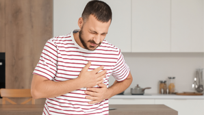 छुट्टियों में बढ़ जाता है दिल पर खतरा! समय रहते पहचानें हार्ट अटैक के लक्षण, ये संकेत न करें नजरअंदाज