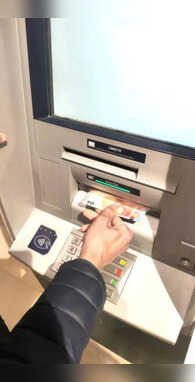 ATM से पहली बार कितना कैश और कौन सा नोट निकला था आज यह भी जान लें