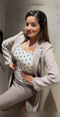 मोनालिसा ने पोलका डॉट वाले टॉप से खींचा ध्यान एक-एक तस्वीर से हिलाया यूपी-बिहार