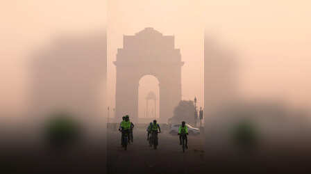 कोहरे पर 10 मशहूर शेर: महीन कोहरा सिमट रहा है, हथेलियों में अभी तलक