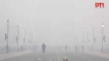 Delhi Weather: घने कोहरे और धुंध के साए में दिल्ली, India Gate तक नहीं आया नजर; जानें मौसम का हाल