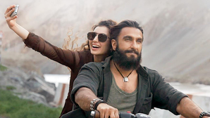 Dhurandhar Box Office Collection Day 10: 400 करोड़ी बनने से इंच भर दूर है रणवीर सिंह की फिल्म, रविवार को कमाए इतने करोड़