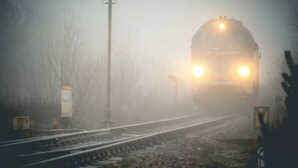 Chandauli News: कोहरे से थमी ट्रेनों की रफ्तार, चंदौली में ट्रेनें 4 से 10 घंटे लेट; यात्री ठंड में ठिठुरने को मजबूर