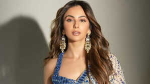 रकुल प्रीत सिंह की ब्यूटी को प्लास्टिक सर्जरी बोलने वाले डॉक्टर पर भड़की एक्ट्रेस, पोस्ट शेयर कर कहा-' हार्डवर्क भी कुछ...