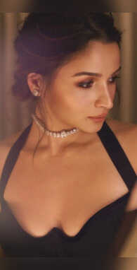 काली नागिन बनकर लहराई आलिया भट्ट टाइट ड्रेस में लूट लिया चैन