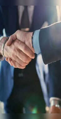 हमेशा दाहिने हाथ से ही हाथ क्यों मिलाते हैं लोग जानें असली कारण