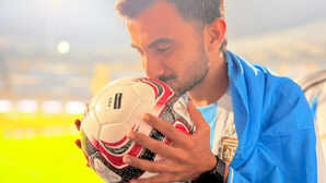 इसे कहते हैं लकी ड्रॉ और दीवानगी! गांव के 'मेस्सी' ने लपकी महान मेस्सी द्वारा किक की हुई फुटबॉल