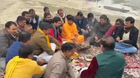AAP ने यमुना घाट पर किया हवन, BJP पर साधा निशाना, कहा- झूठ बोलकर सीवर के पानी से छठी मैया की कराई पूजा