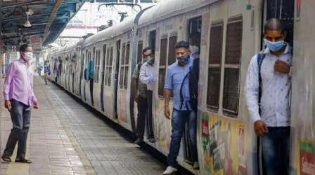 Mumbai News: ट्रेन के गेट पर खड़ा रहना पड़ा भारी! मुंबई लोकल से गिरकर ट्रैफिक पुलिसकर्मी की मौत