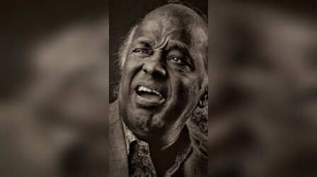 राहत इंदौरी के 10 मशहूर शेर: नए किरदार आते जा रहे हैं, मगर नाटक पुराना चल रहा है