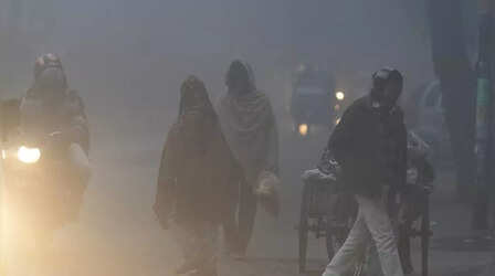 Delhi Weather: दिल्ली में गलाने वाली ठंड, धूप भी गायब, सर्द हवाओं से कांपे लोग; कोहरे से ट्रेनें-फ्लाइट लेट