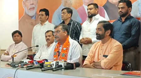 Ambernath News: महाराष्ट्र की सियासत में नया ट्विस्ट, अंबरनाथ में कांग्रेस के सभी नगरसेवक भाजपा में हुए शामिल
