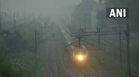 Delhi AQI Update: कोहरे और प्रदूषण की चादर में लिपटी दिल्ली, AQI 300 के पार