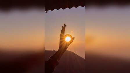 सूरज पर 10 बड़े शेर:सूरज सितारे चांद मिरे साथ में रहे, जब तक तुम्हारे हाथ मिरे हाथ में रहे