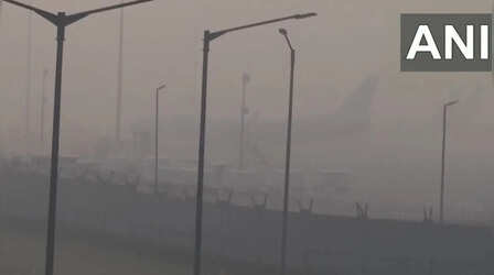 Delhi Fog Alert: घने कोहरे की मार से दिल्ली बेहाल, विजिबिलिटी हुई जीरो; ट्रेन और फ्लाइट्स पर असर