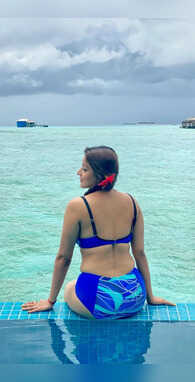 जनवरी की सर्दी में मोनालिसा ने शेयर की ऐसी फोटोज फैंस के छूट गए पसीने