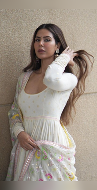 सफेद रंग की कुर्ती में लगेंगी चमेली के फूल सी प्यारी गणतंत्र दिवस पर जरूर पहनें