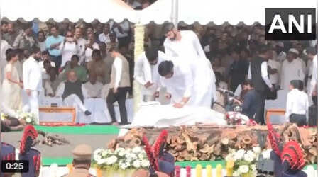 Ajit Pawar Death News Updates: बारामती में राजकीय सम्मान के साथ हुआ अजित पवार का अंतिम संस्कार, दोनों बेटों ने दी मुखाग्नि, उमड़ी समर्थकों की भीड़