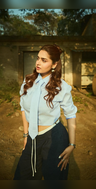 Ayesha Khan ने लेटेस्ट फोटोज में दिखाया सैसी लुक शर्ट और ट्राउजर में ढाया कहर