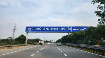 मथुरा: यमुना एक्सप्रेसवे पर बस से टॉयलेट करने उतरे यात्रियों को कंटेनर ने रौंदा, मौके पर ही 6 लोगों की मौत