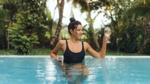 कैसे होता है Swimming Pool का पानी Blue क्या सच में मिलाया जाता है नीला रंग