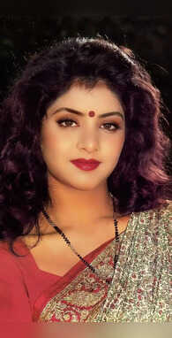 दिल को सुकून चाहिए तो देख लें दिव्या भारती की ये 7 तस्वीरें