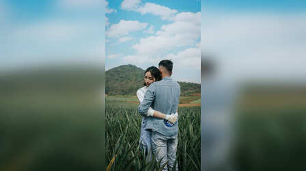 Hug Day 2026: प्यार से गले लगाने पर 10 रोमांटिक शायरी