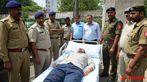 दिल्ली में विदेशी युवक की आत्महत्या की कोशिश होटल के बाहर हंगामा पुलिस ने बचाई जान