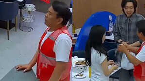 ये मेरे पापा हैं डिलीवरी एजेंट पिता को लड़के ने गर्व से अपनी गर्लफ्रेंड से मिलाया वायरल वीडियो ने जीता लाखों दिल