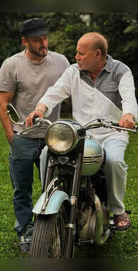 सलीम खान में बसती है सलमान खान की जान बस चले तो पिता के कदमों में ला दें पूरी दुनिया