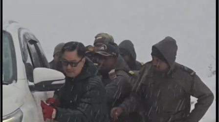 Video: तवांग की भारी बर्फबारी में फंस गई केंद्रीय मंत्री किरेन रिजिजू की कार, फिर क्या...
