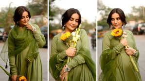 प्रेग्नेंसी में Surbhi Jyoti पर चढ़ा नूर ग्रीन सूट पहने हाथ में फूल लिये नजाकत से फ्लॉन्ट किया बेबी बंप