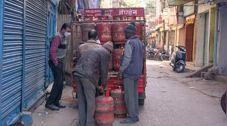 होली से पहले लगा महंगाई का झटका, LPG सिलेंडर हुआ महंगा, चेक करें अपने शहर का रेट