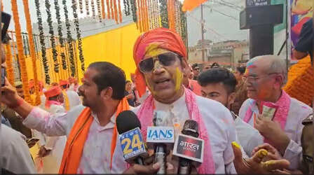 Gorakhpur News: होली जश्न के बीच रवि किशन के घर पहुंचा बंदर, सांसद ने प्रणाम कर खिलाई गुजिया; देखें Video