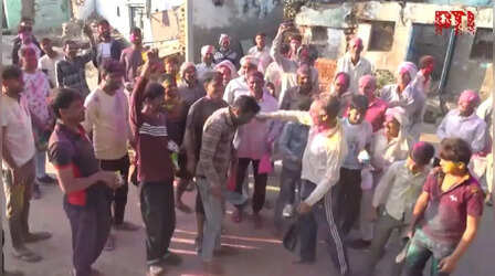 Holi in Mathura: मथुरा में दिखे होली के अलग रंग, कहीं फूल-कहीं चप्पलों से खेली गई होली