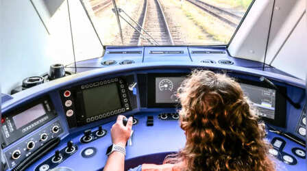 महिला दिवस पर रेल की कमान महिलाओं के हाथ, रांची और धनबाद में दिखा नारी शक्ति का कमाल